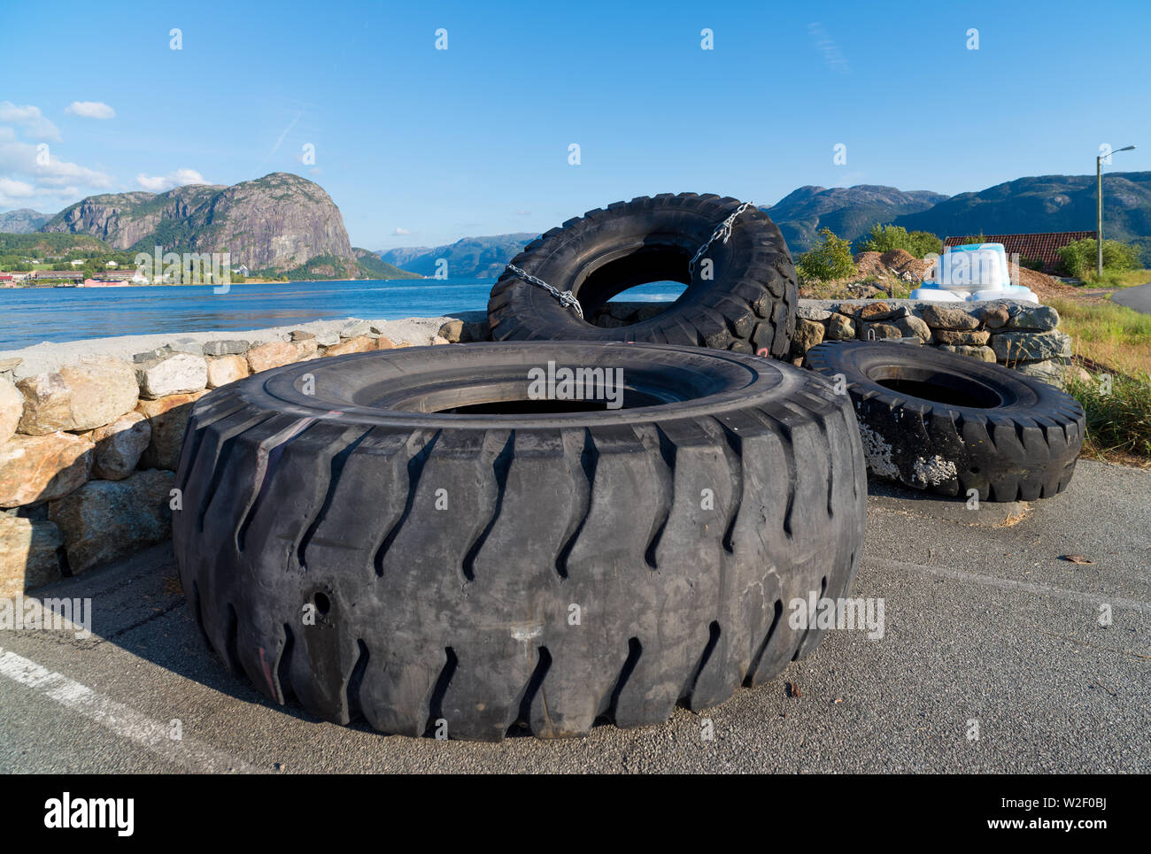 Mehrere gebrauchten Traktor reifen in den Lysefjord in Norwegen. Sie werden verwendet, um den Kai gegen die Fähren zu schützen. Stockfoto