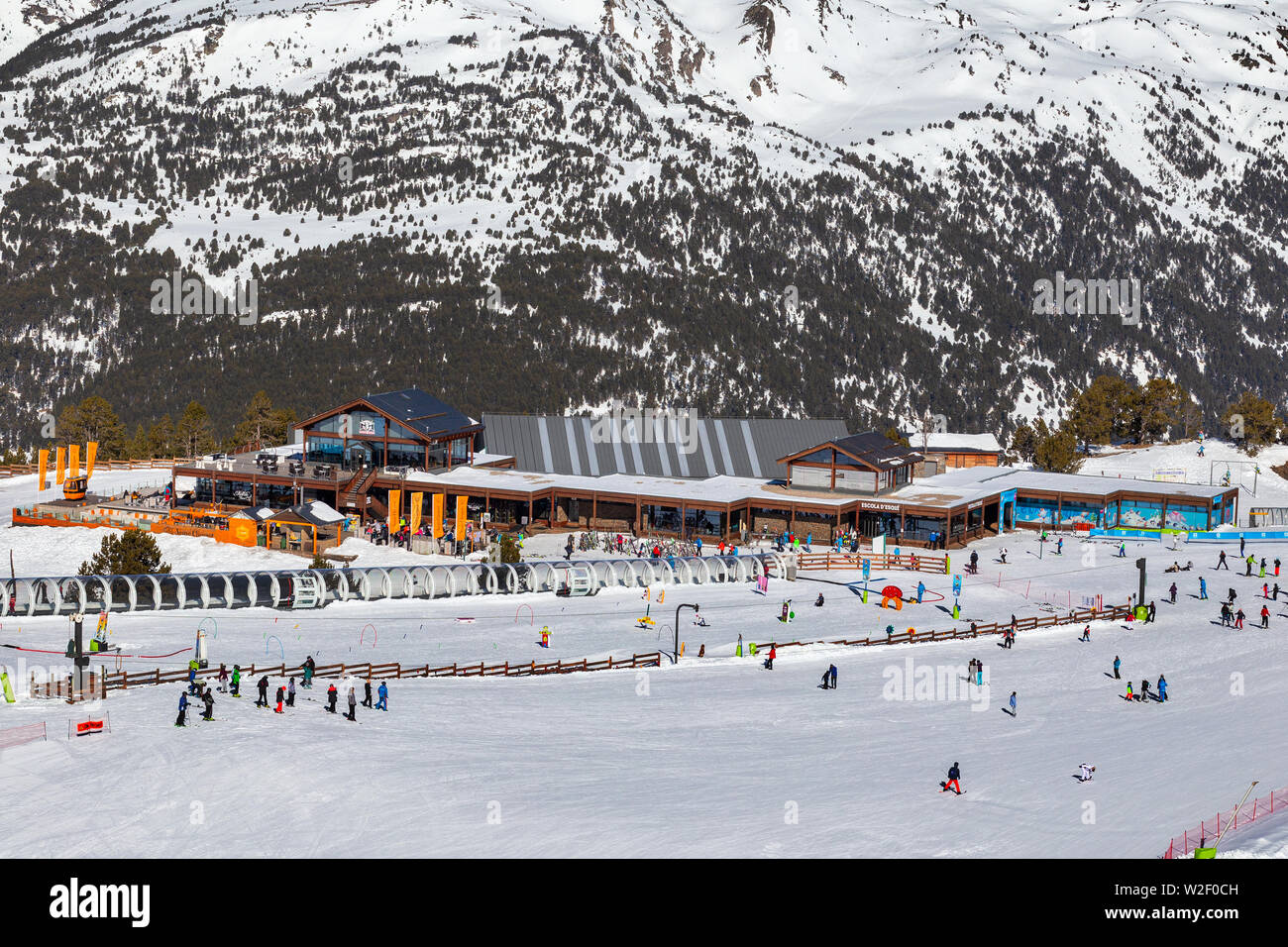 Blick auf den Übungshang und das Gebäude der Skischule im Skigebiet in den Pyrenäen, Andorra Stockfoto
