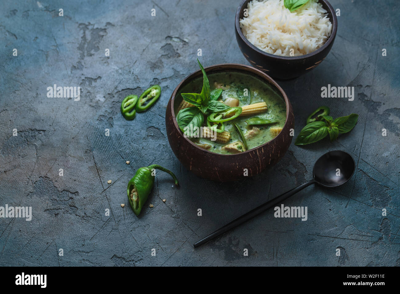 Chicken Green Curry mit Reis, thailändische Küche. Stockfoto
