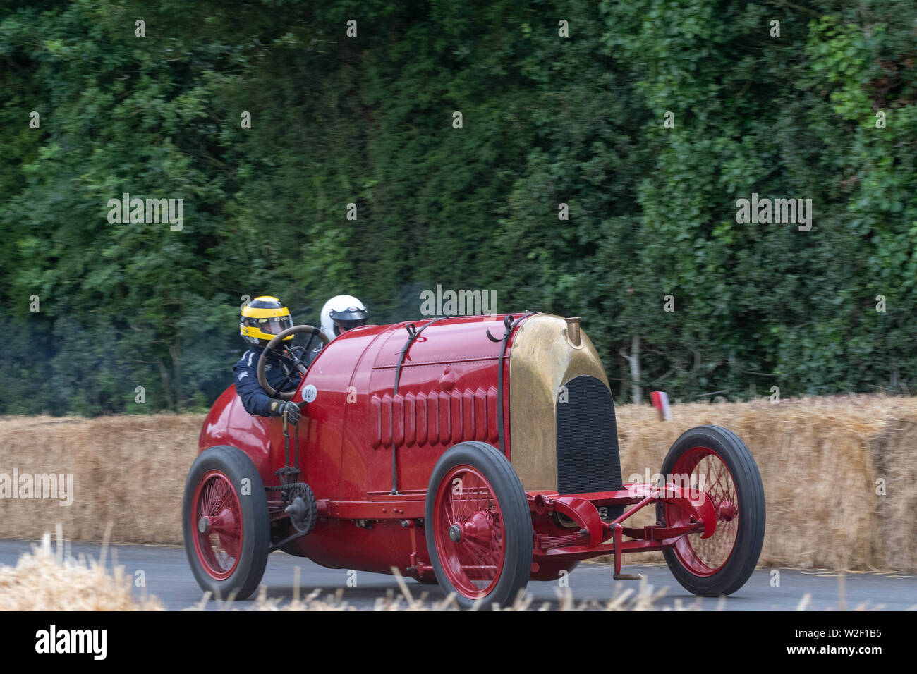 Die 1911 Vintage Art Deco Fiat S76 "Bestie von Turin GP brüllt, um den Track auf der Hill Climb von Duncan Pittway in Goodwood Festival der Geschwindigkeit 2019 angetrieben Stockfoto