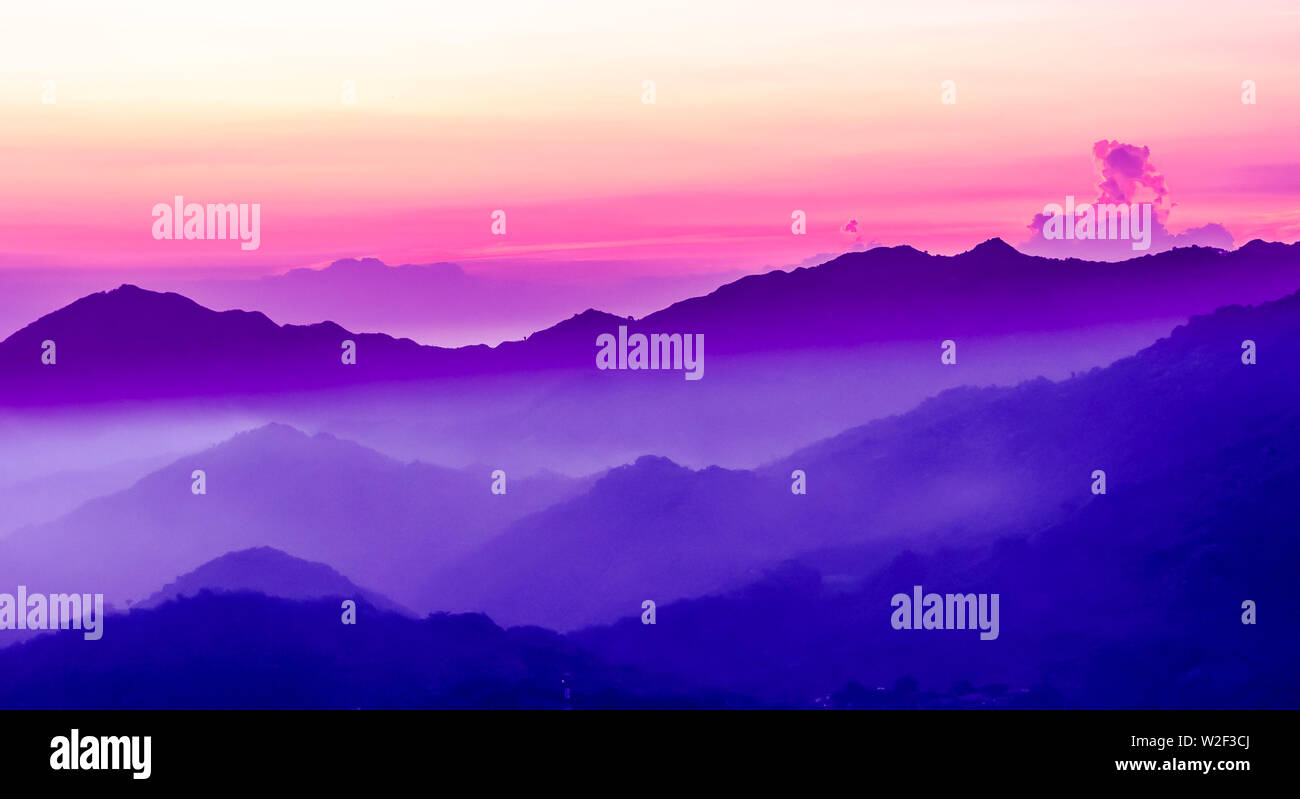 Blick auf den lila Sonnenuntergang in den Bergen Stockfoto