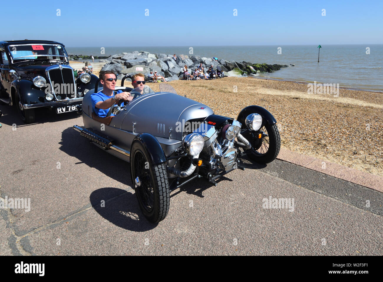 Classic Silver Morgan 3 Auto mit Rädern an der Strandpromenade gefahren wird. Stockfoto