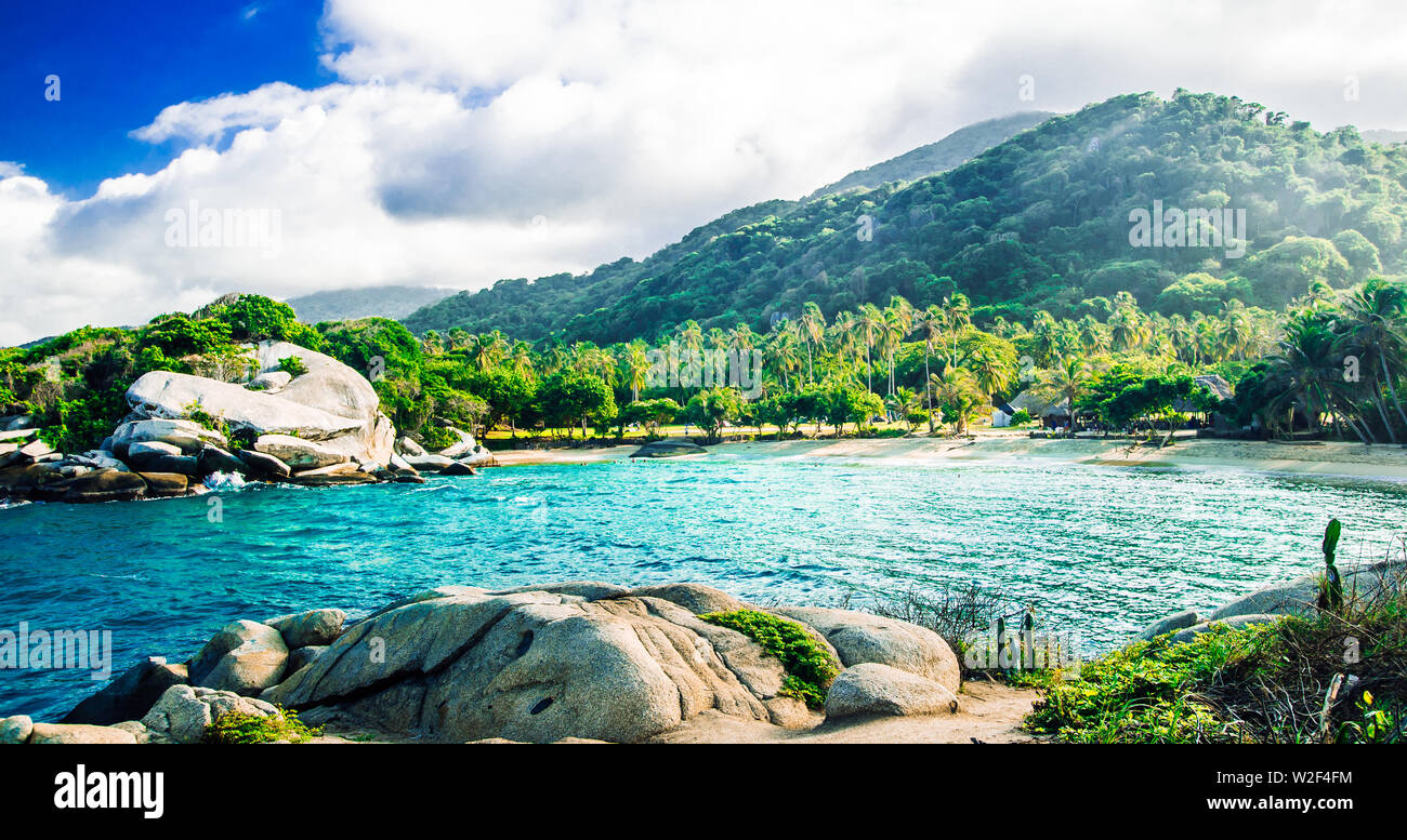 Wunderschöne Bucht mit weißem Sandstrand und das blaue Wasser in den Tayrona Nationalpark in Kolumbien Stockfoto