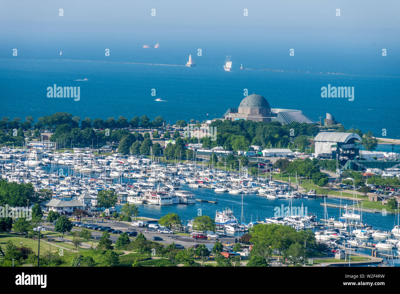 Luftaufnahme von Burnham Hafen und das Adler Planetarium Stockfoto