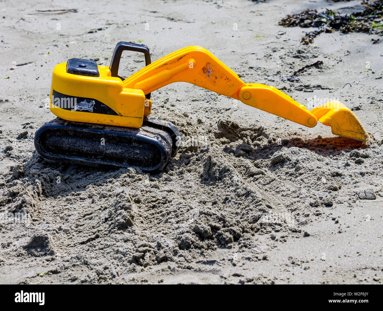 Kunststoff digger childs Spielzeug am Sandstrand Stockfoto