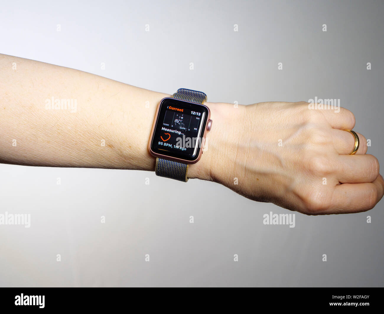Apple Watch messen Herzschlag. Stockfoto