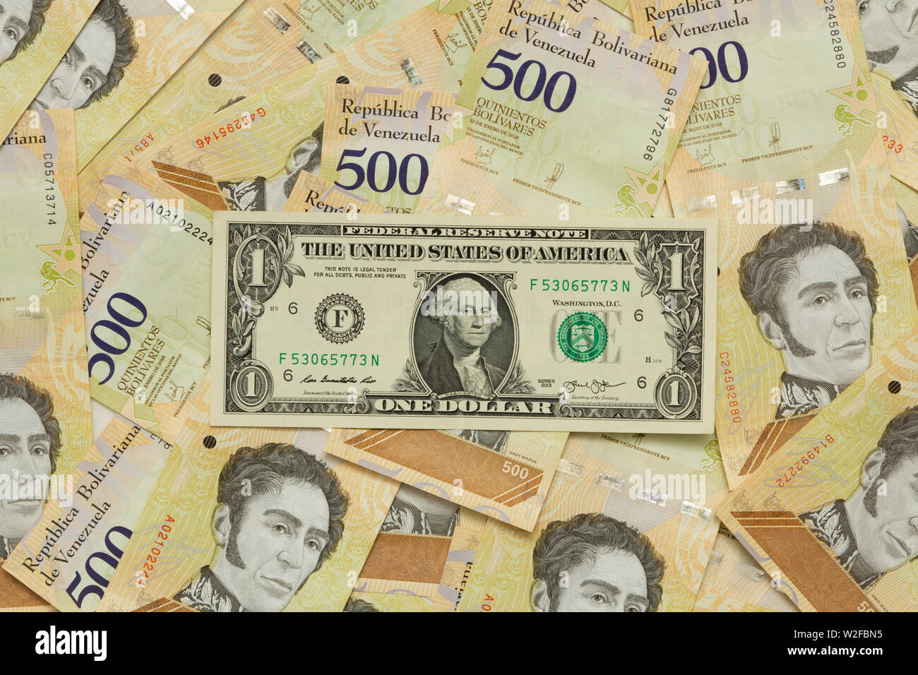 Ein Dollar Bill auf die venezolanische Währung Rechnung. Stockfoto