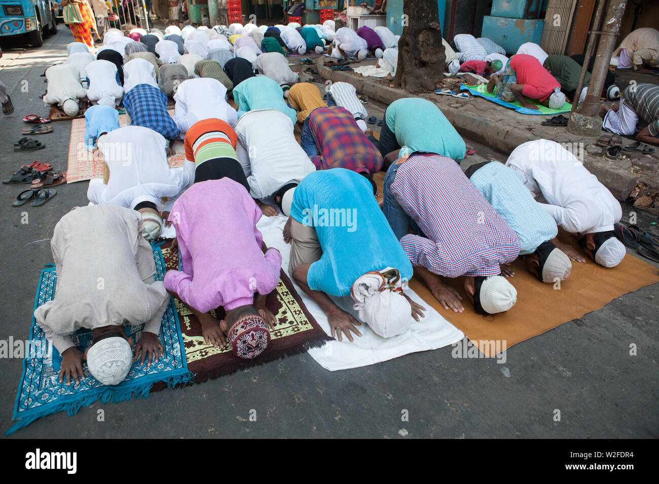 Muslimische Männer beten in Kolkata, Indien Stockfoto