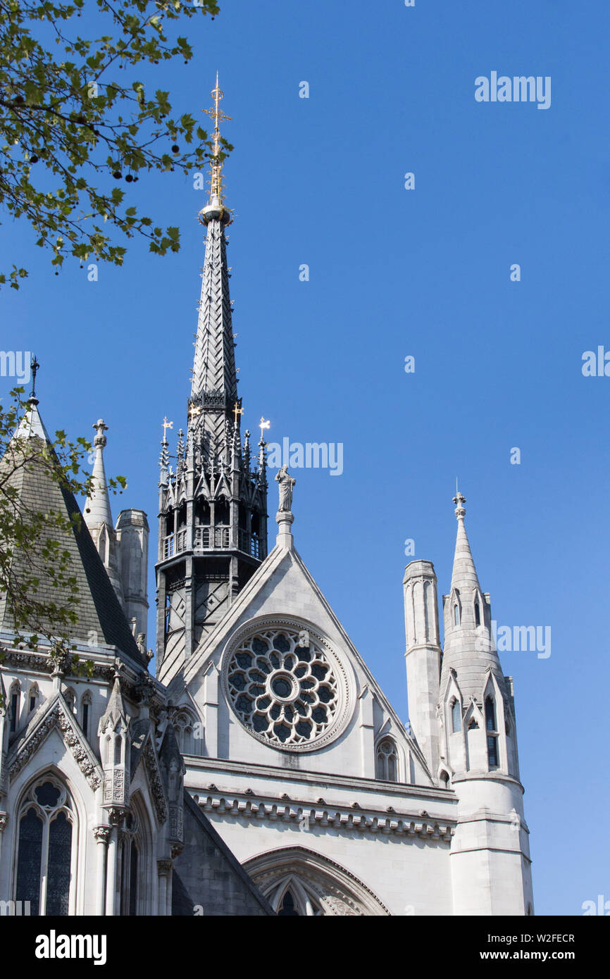 St Clement Danes Sir Christopher Wren gestalteten CofE Kirche, auf einem Strand der Insel, mit Royal Air Force links. Stockfoto