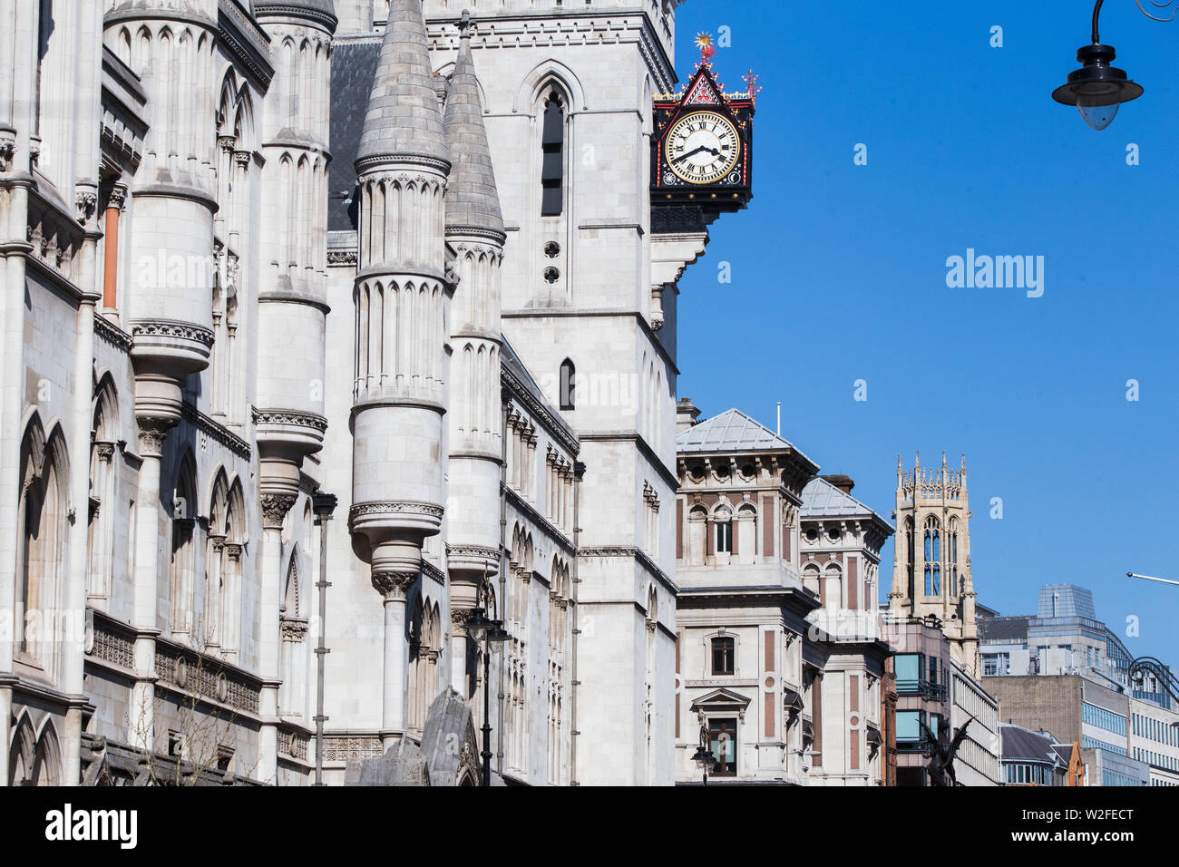 Royal Courts of Justice verzierten viktorianischen gotischen Bau, der 1882 eröffnet wurde, mit einem hohen - Großer Saal und Gerichte decken. Stockfoto