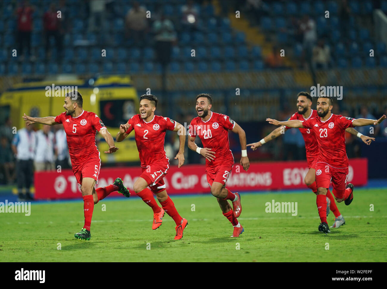 Ismailia, Ägypten. 08 Juli, 2019. Frankreich, 8. Juli 2019: wajdi Kechrida von Tunesien und tunesische Team feiert den Sieg bei der Afrikameisterschaft 2019 Match zwischen Ghana und Tunesien Ismailia Stadion in Ismailia, Ägypten. Ulrik Pedersen/CSM. Credit: Cal Sport Media/Alamy leben Nachrichten Stockfoto