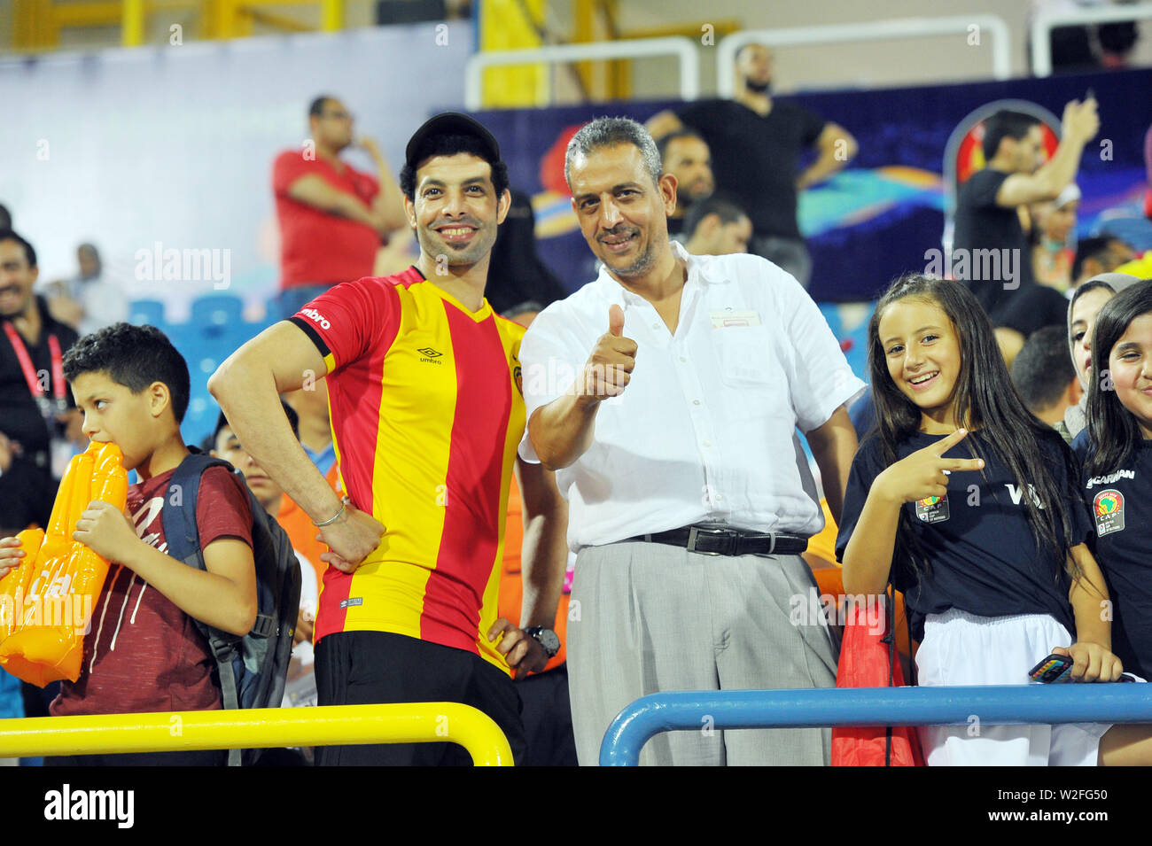 Ismailia, Ägypten. 8. Juli, 2019. Tunesien Fans feiern den unerwarteten Sieg gegen Ghana am Ende der gleichen während Tunesien vs Ghana. Insgesamt Afrika Cup der Nationen Ägypten 2019 an der Ismailia Stadion östlich von Kairo (140 km). Foto: Chokri Mahjoub Credit: Chokri Mahjoub/ZUMA Draht/Alamy leben Nachrichten Stockfoto