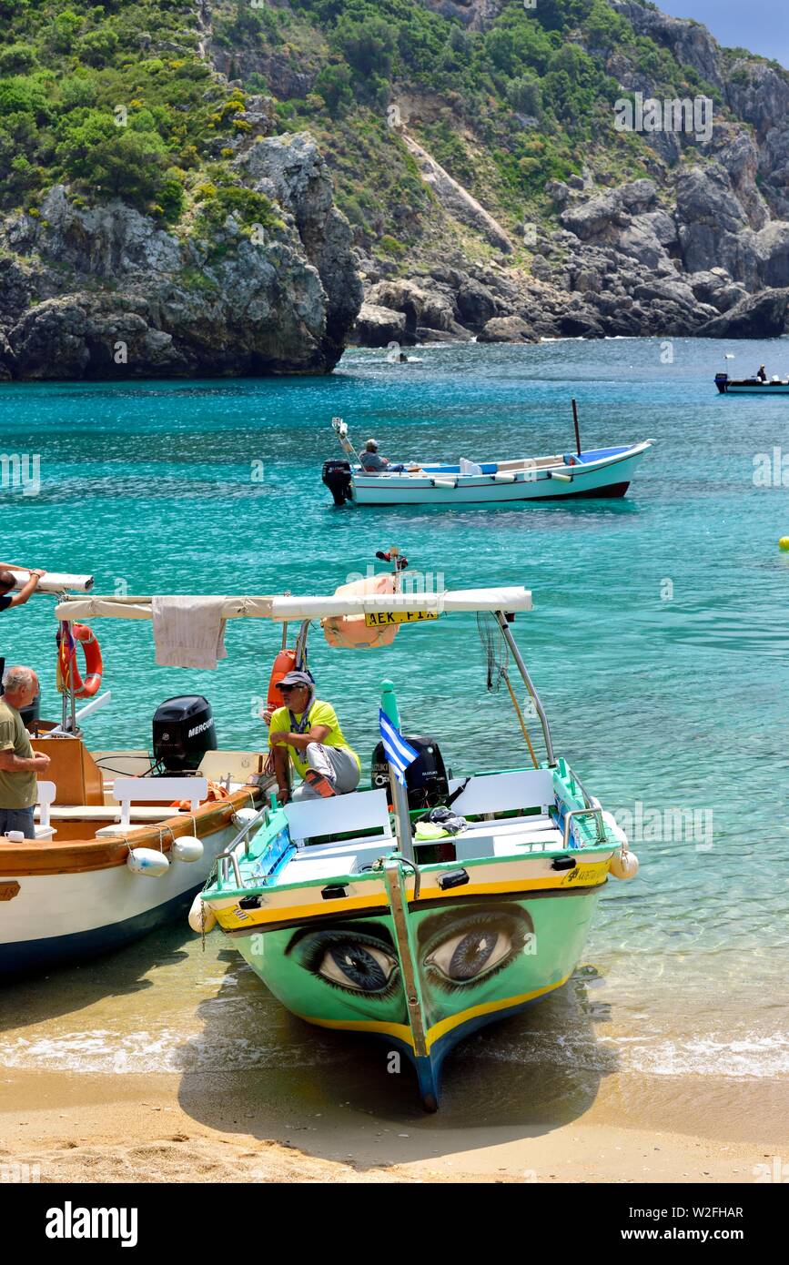Boote warten auf Ihre nächste Tour durch die Höhlen, Agios Spiridon Strand, Agios Spiridon Bay, Paleokastritsa, Korfu, Griechenland, Ionian Stockfoto