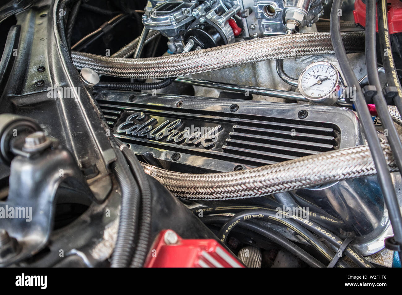 Ein Blick auf die edelbrock Ventildeckel und die Umgebung im Motorraum. American Car renoviert. Stockfoto
