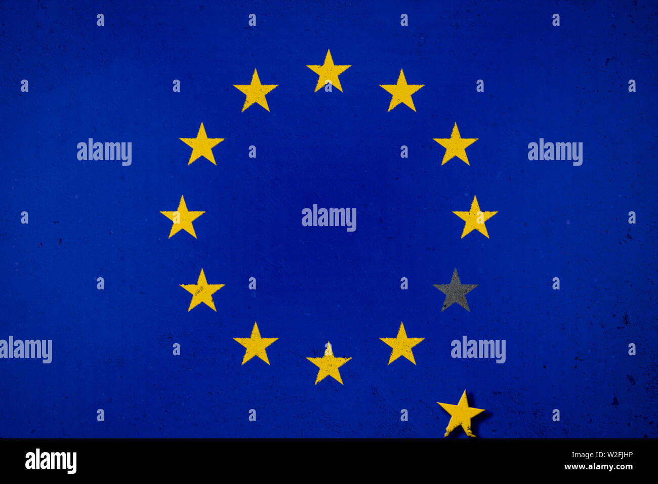 Grunge EU Europäische Union Flag mit einem gefallenen Stern verloren zu Brexit auf strukturierte Betonwand Hintergrund Stockfoto