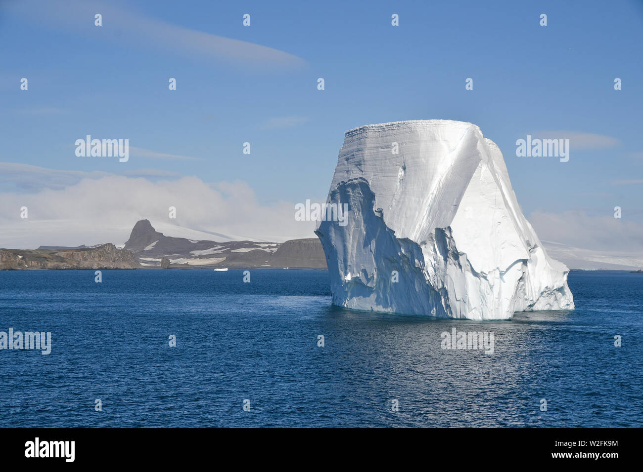 Quadratisch Eisberg schwebt in antarktischen Gewässern Stockfoto