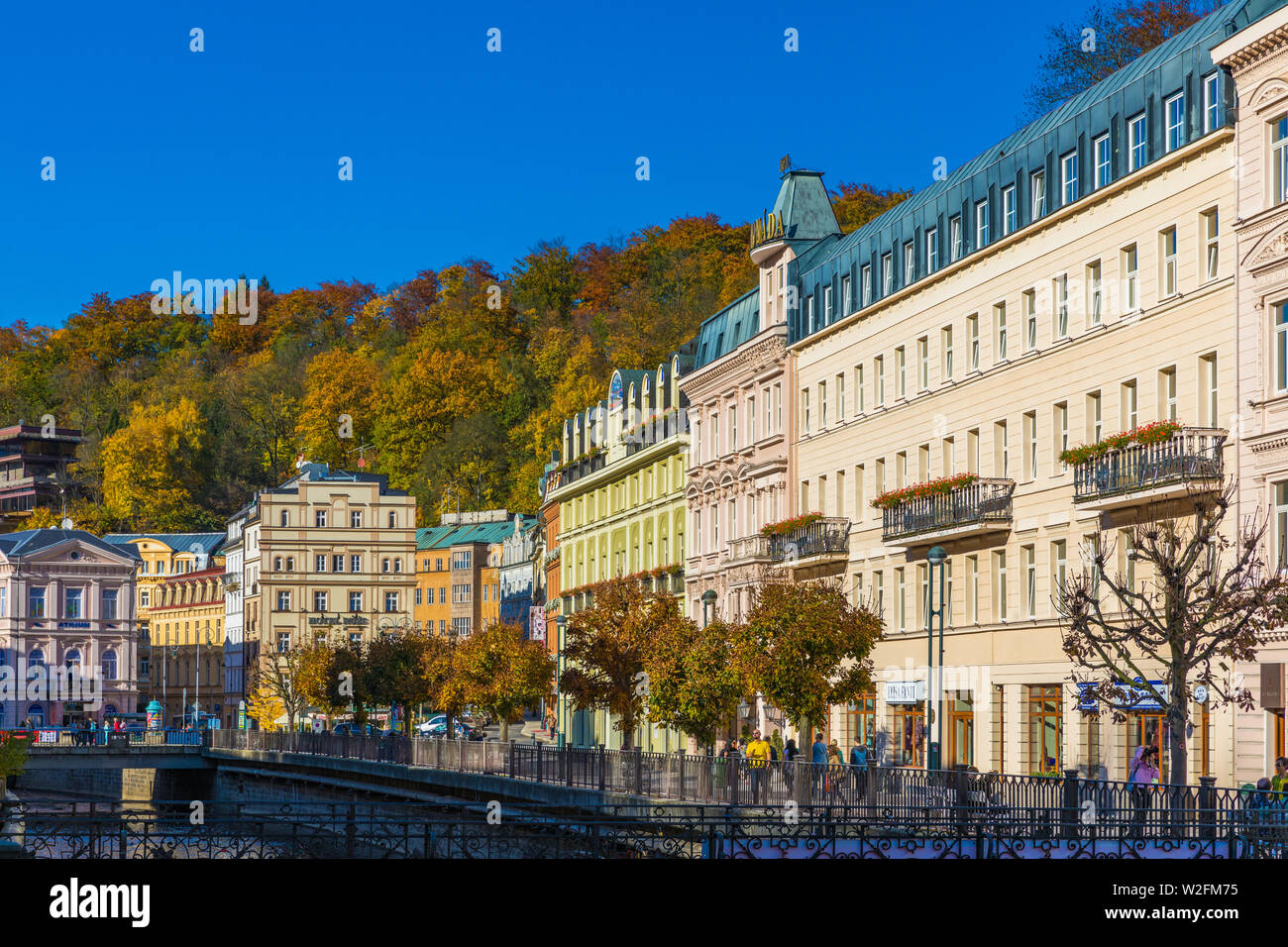 Herbst Blick auf die Altstadt von Karlovy Vary (Karlsbad), Tschechische Republik, Europa Stockfoto