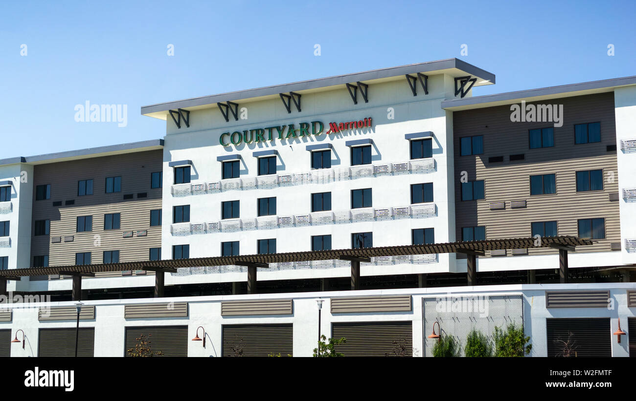 Juli 4, 2019 Redwood City/CA/USA - Außenansicht des Courtyard Marriott Hotel Stockfoto