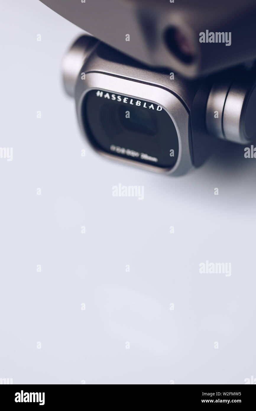 Prag, Tschechische Republik - 31. August 2018: DJI Mavic2 Pro Nahaufnahme, auf weißem Hintergrund. DJI Mavic 2 Pro eine der meisten tragbaren Drohnen auf dem Markt Stockfoto