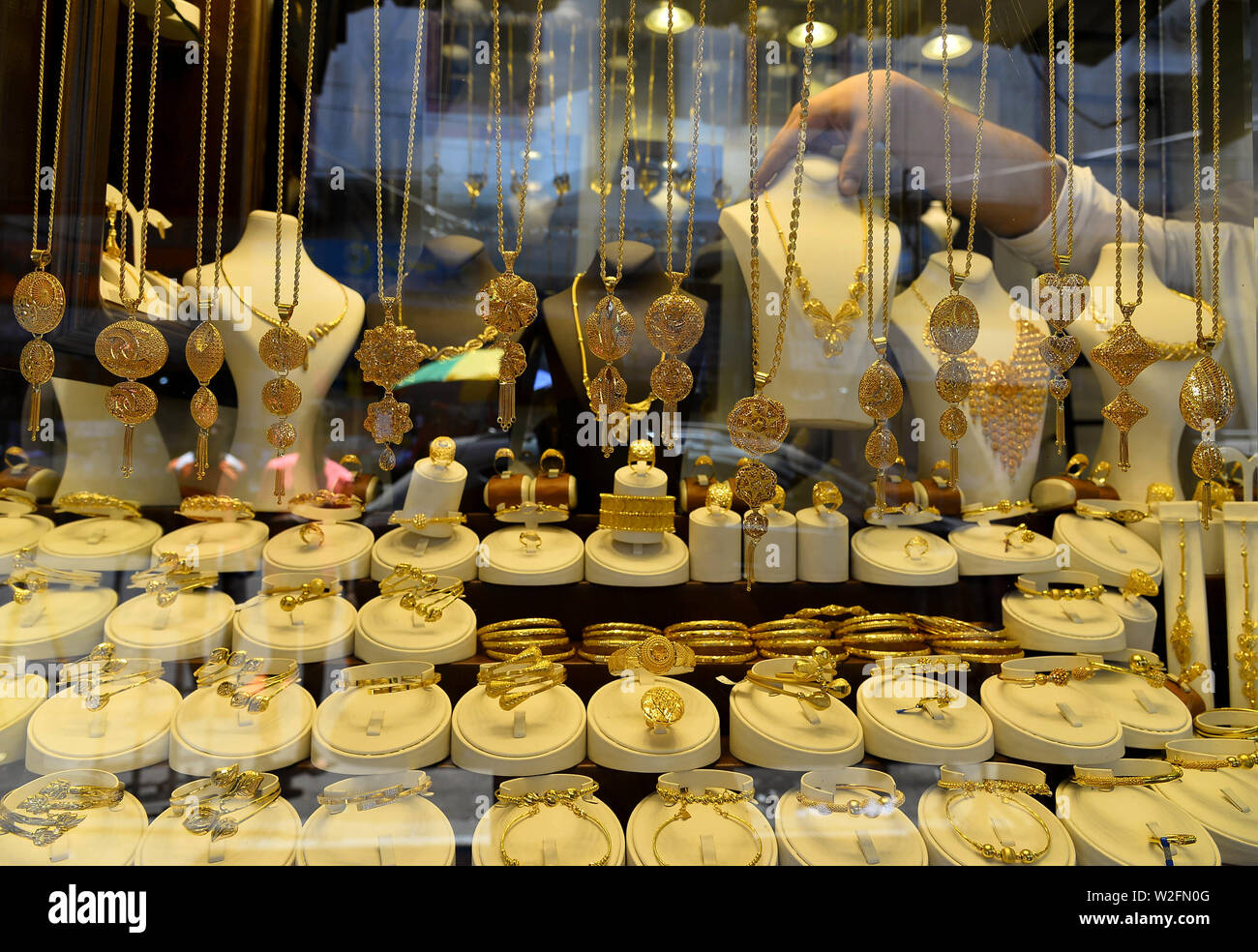 (190708) - GAZA, Juli 8, 2019 (Xinhua) - ein Kaufmann zeigt Gold Handwerk zu einem Gold Markt in Gaza Stadt, 8. Juli 2019. Das Ministerium für Wirtschaft in Gaza sagte, dass die Mengen von Gold während des Monats Juni gesunken. (Str/Xinhua) Stockfoto