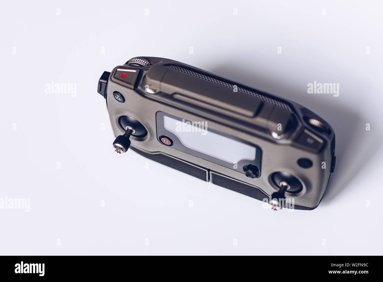 Prag, Tschechische Republik - 31. August 2018: DJI Mavic 2 pro Controller, auf weißem Hintergrund. DJI Mavic 2 Pro eine der meisten tragbaren Drohnen in der Mar Stockfoto