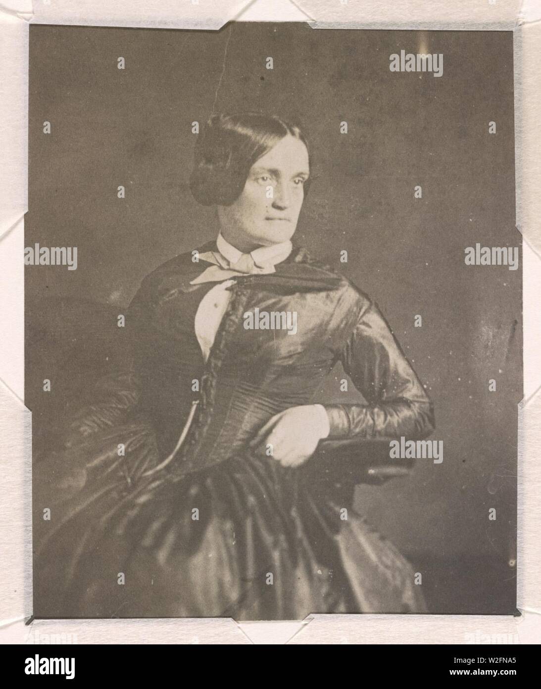 Charlotte Cushman, drei-viertel länge Studio Portrait, nach rechts, mit ihrem linken Arm ruht auf dem Arm der Sessel Stockfoto