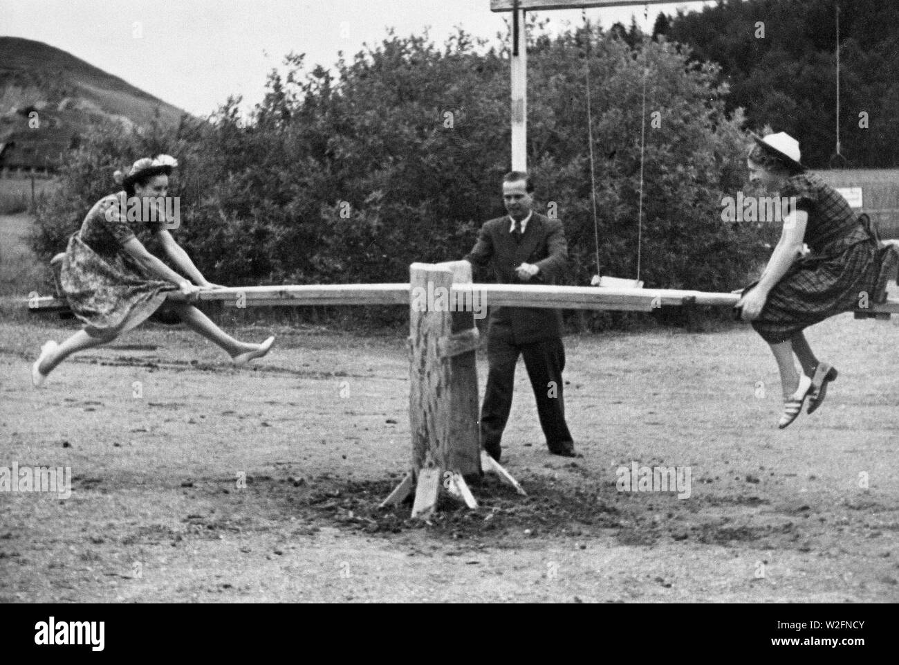 Eva Braun Collection (Album 2) - Mädchen spielen auf siehe Säge oder Schaukel in Deutschland ins Wanken geraten kann. Ende der 1930er Jahre Stockfoto