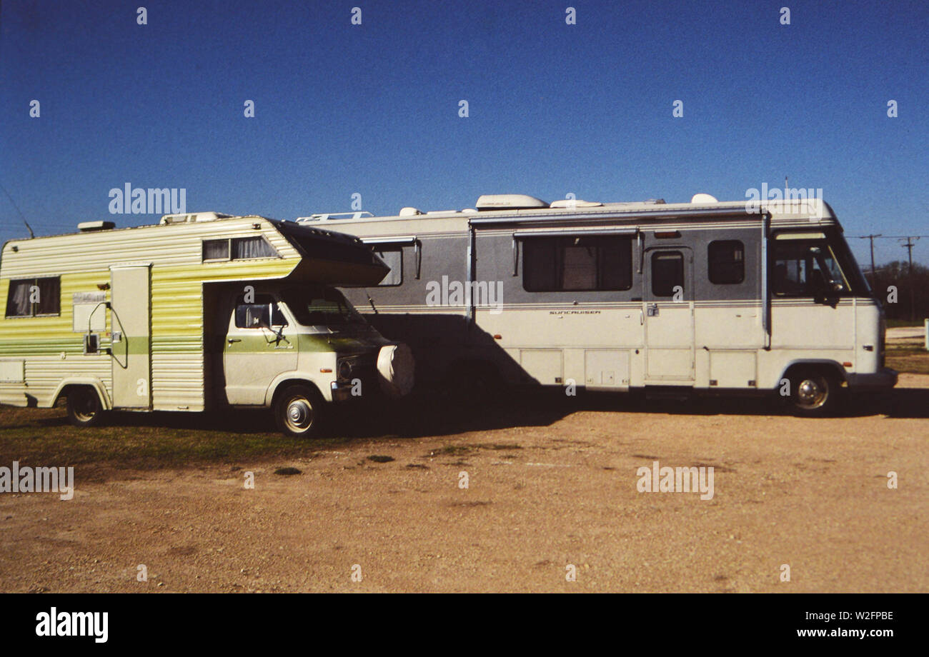 Freizeitfahrzeuge auf einem Campingplatz geparkt. 1995 Stockfoto