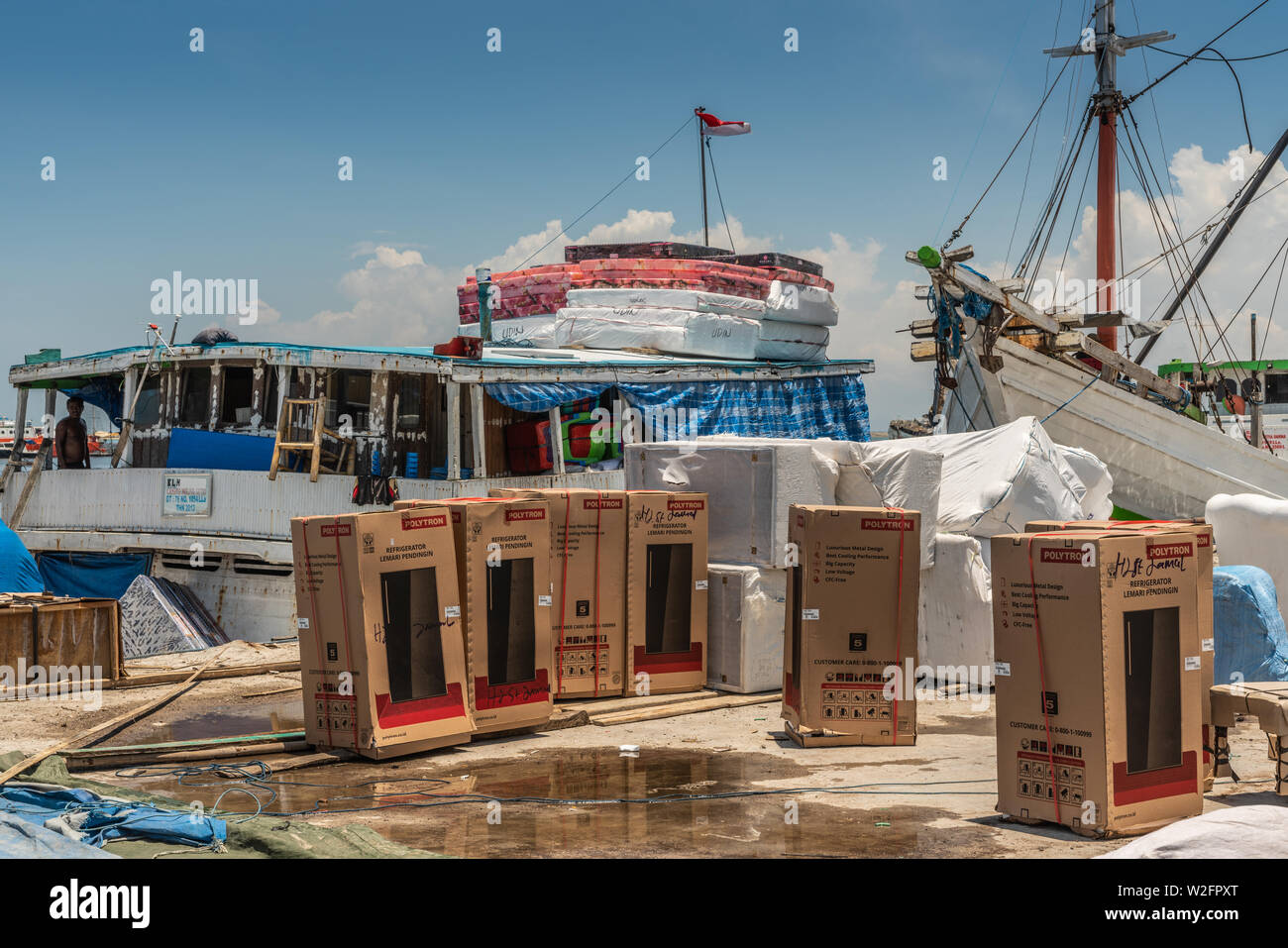 Makassar, Sulawesi, Indonesien - 28. Februar 2019: Paotere Alten Hafen. Mehrere Karton-Polytron Kühlschränke auf dem Dock bereit auf dem Boot zu setzen. Stockfoto