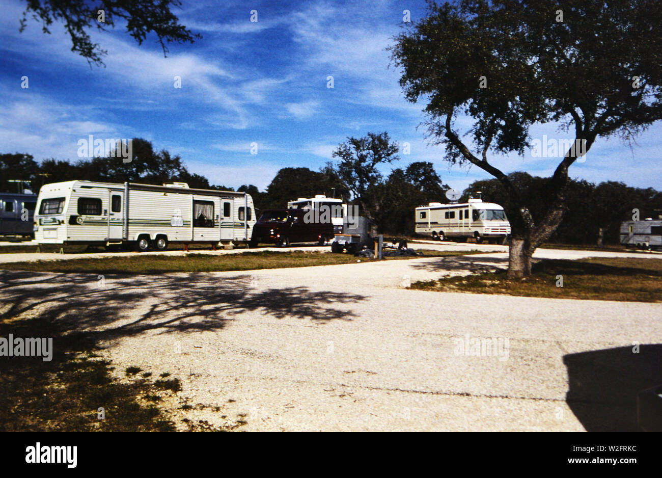 Freizeitfahrzeuge in einem Campingplatz geparkt. 1995 Stockfoto