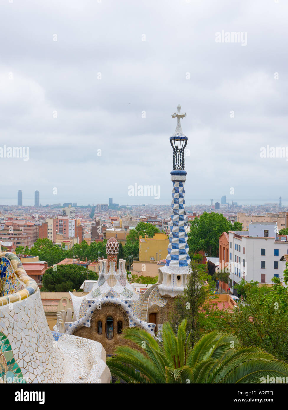 Barcelona, Spanien. Mai 2019. Farbenfrohe Architektur von Antonio Gaudi. Parc Güell ist der wichtigste Park in Barcelona. Spanien Stockfoto