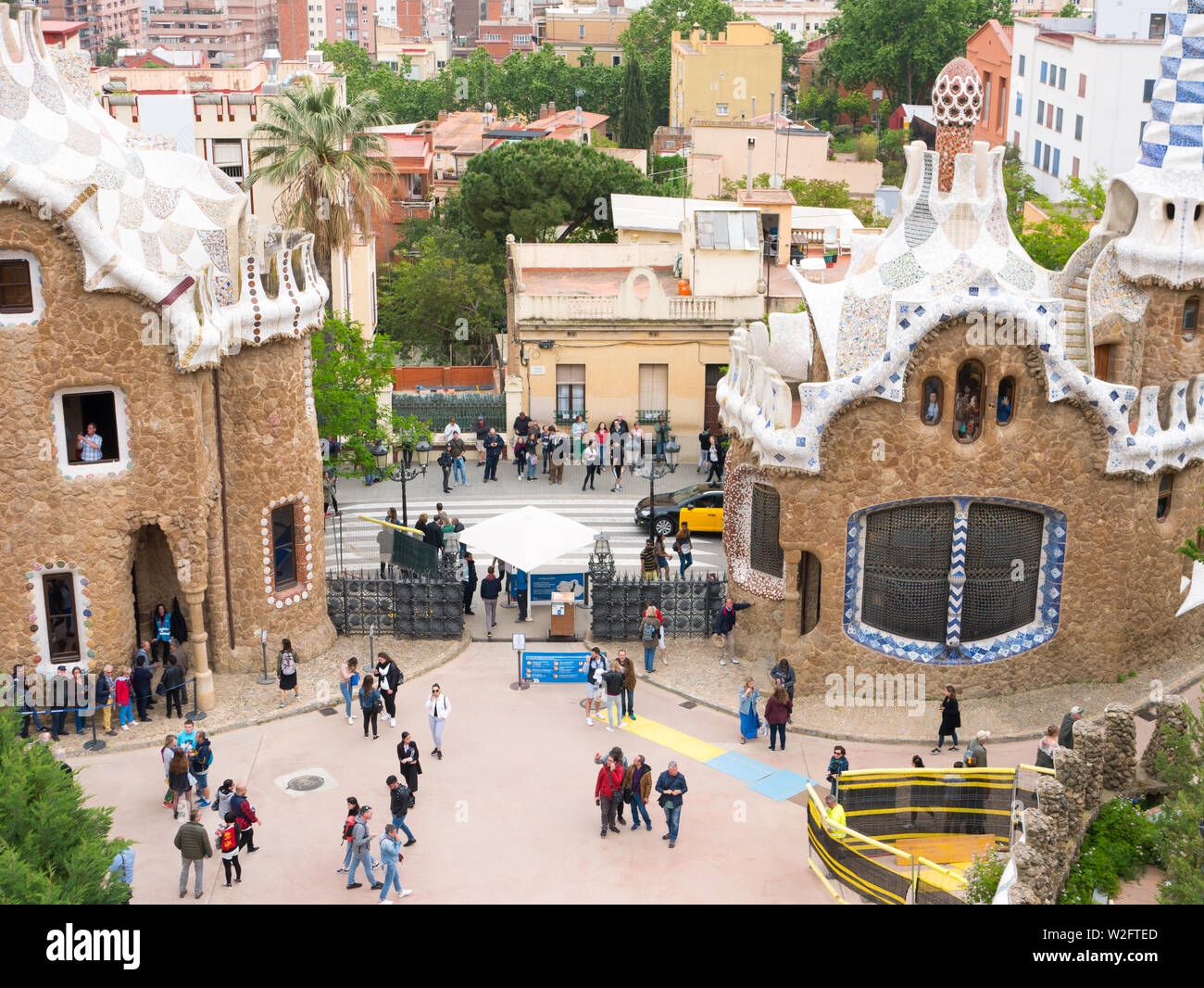 Barcelona, Spanien. Mai 2019. Farbenfrohe Architektur von Antonio Gaudi. Parc Güell ist der wichtigste Park in Barcelona. Spanien Stockfoto
