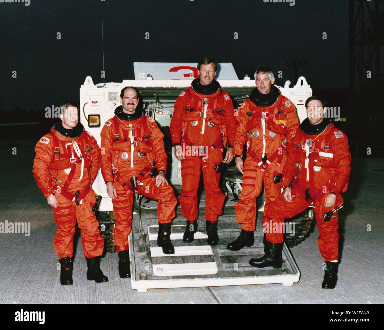 (17 November 1988) - - - STS-27 Atlantis, Orbiter Fahrzeug (OV) 104, crewmitglieder an der Terminal Countdown Demonstration Test (TCDT) am Kennedy Space Center (KSC). Vor der M113 verfolgt Rettungswagen (Schützenpanzer (APC)) sind an der rechten Mission Specialist (MS) William M. Shepherd links, Pilot Guy S. Gardner, Kommandant Robert L. Gibson, MS Richard M. Mullane und MS Sailor Jerry Ross. Crewmitglieder tragen orange Partialdruck oder Starten und Eintrag passt (LES). Stockfoto