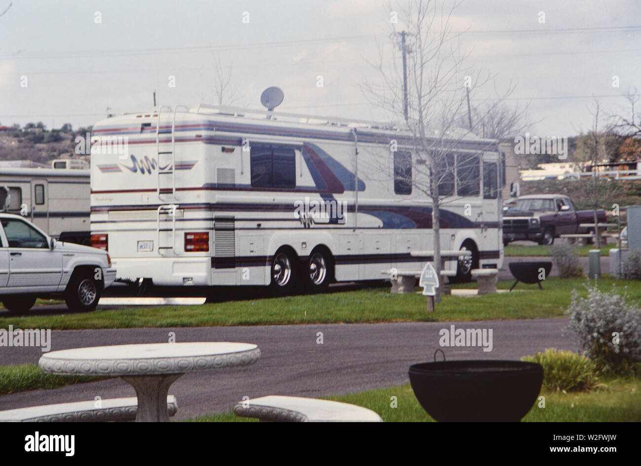 Großes Wohnmobil auf dem Campingplatz parken kann. 1995 Stockfoto