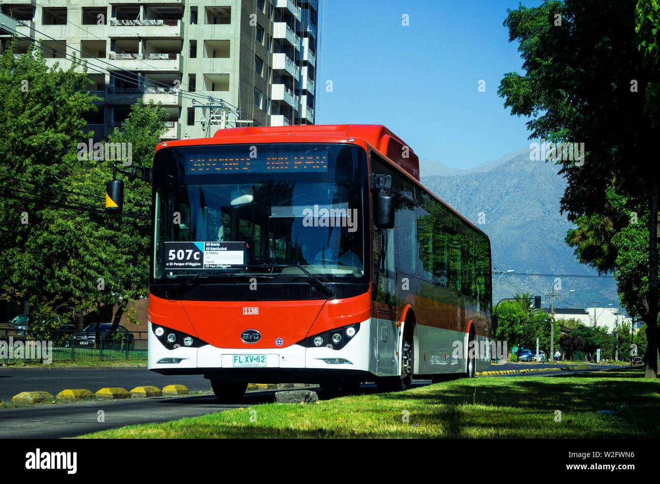 SANTIAGO, CHILE - Dezember 2018: Eine der neuen elektrische Busse für das Transportsystem Transantiago - ROT Stockfoto