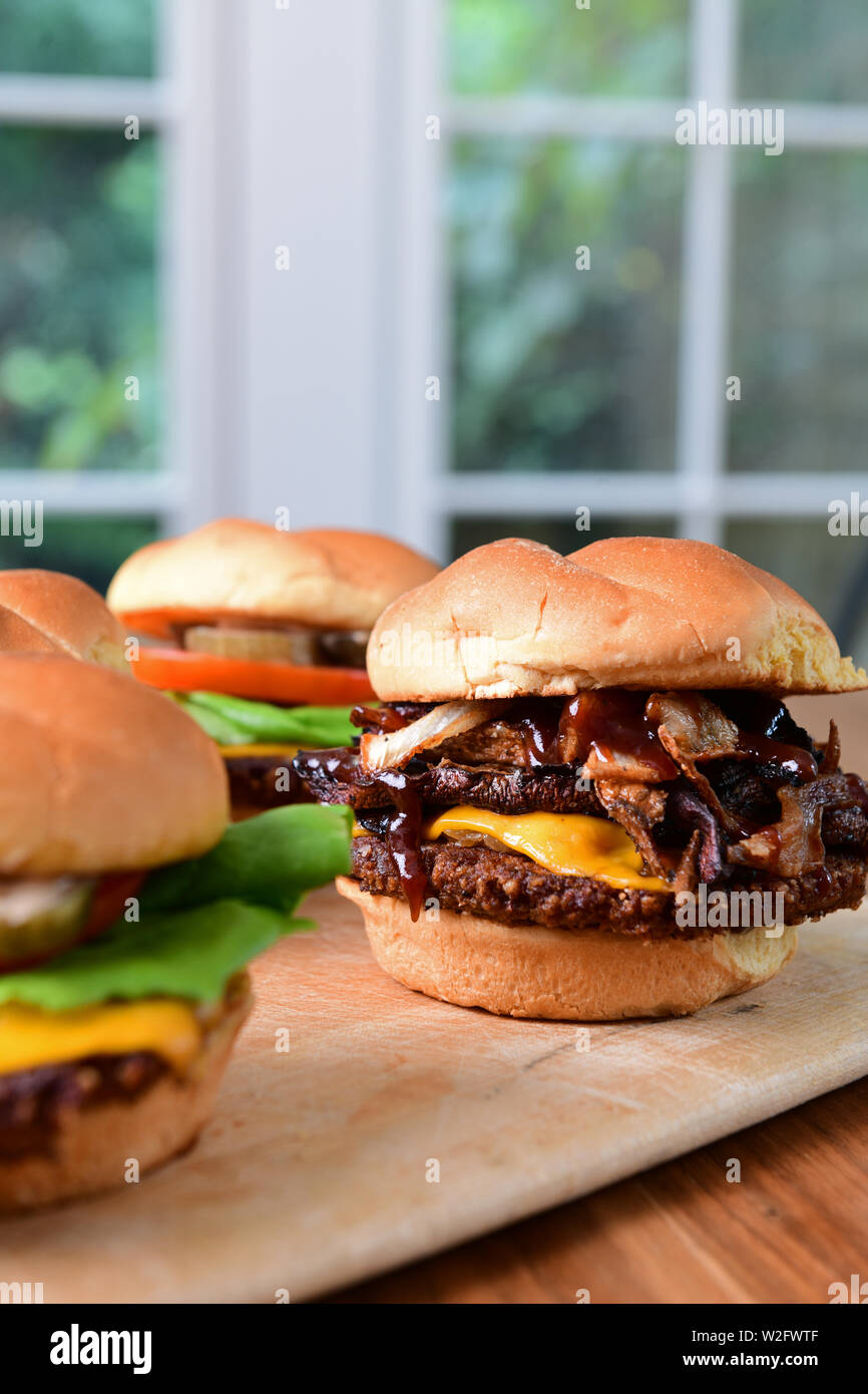 Essen Vegetarische fleischlose Hamburger aus pflanzlichen Inhaltsstoffen vegane Burger gemacht Stockfoto
