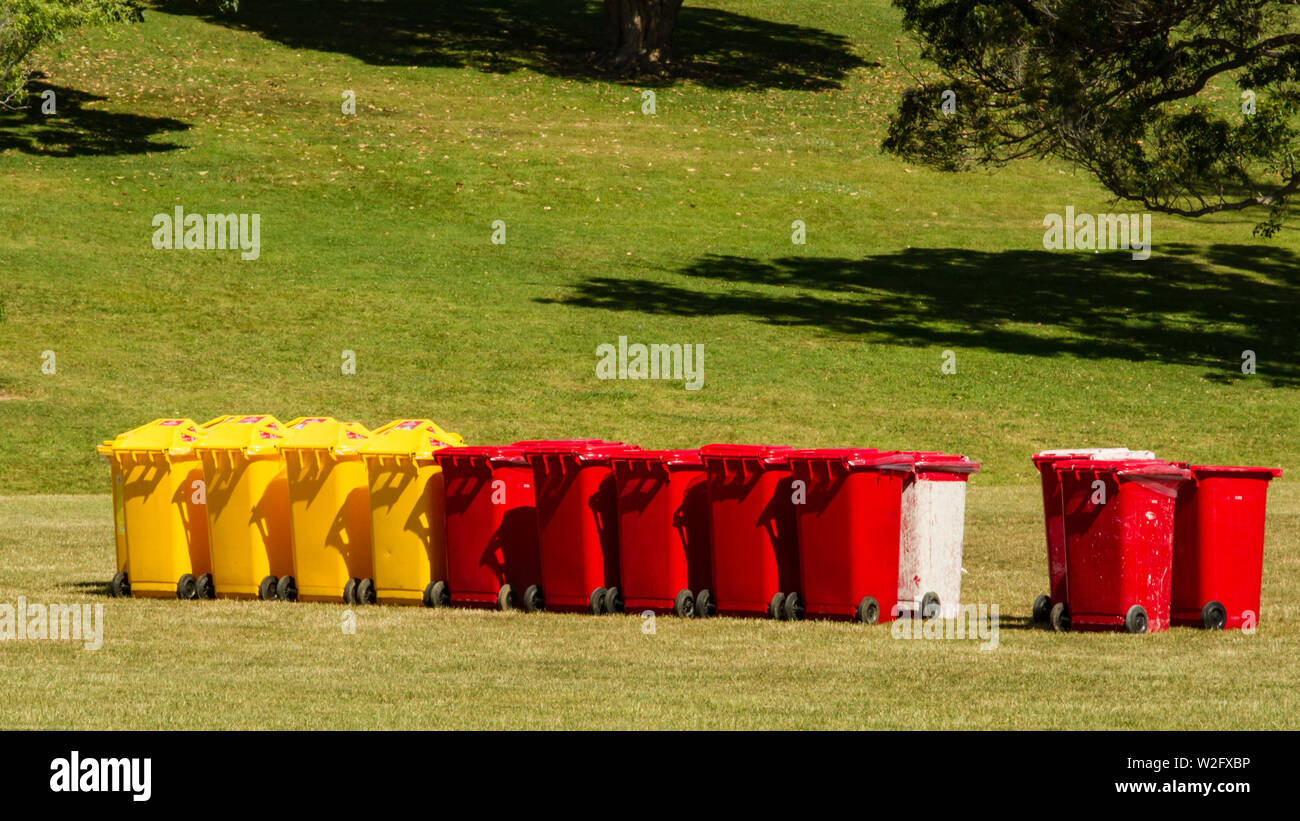 Mülleimer und Toiletten auf dem Weihnachtsmarkt im Park event, Auckland, Neuseeland Stockfoto