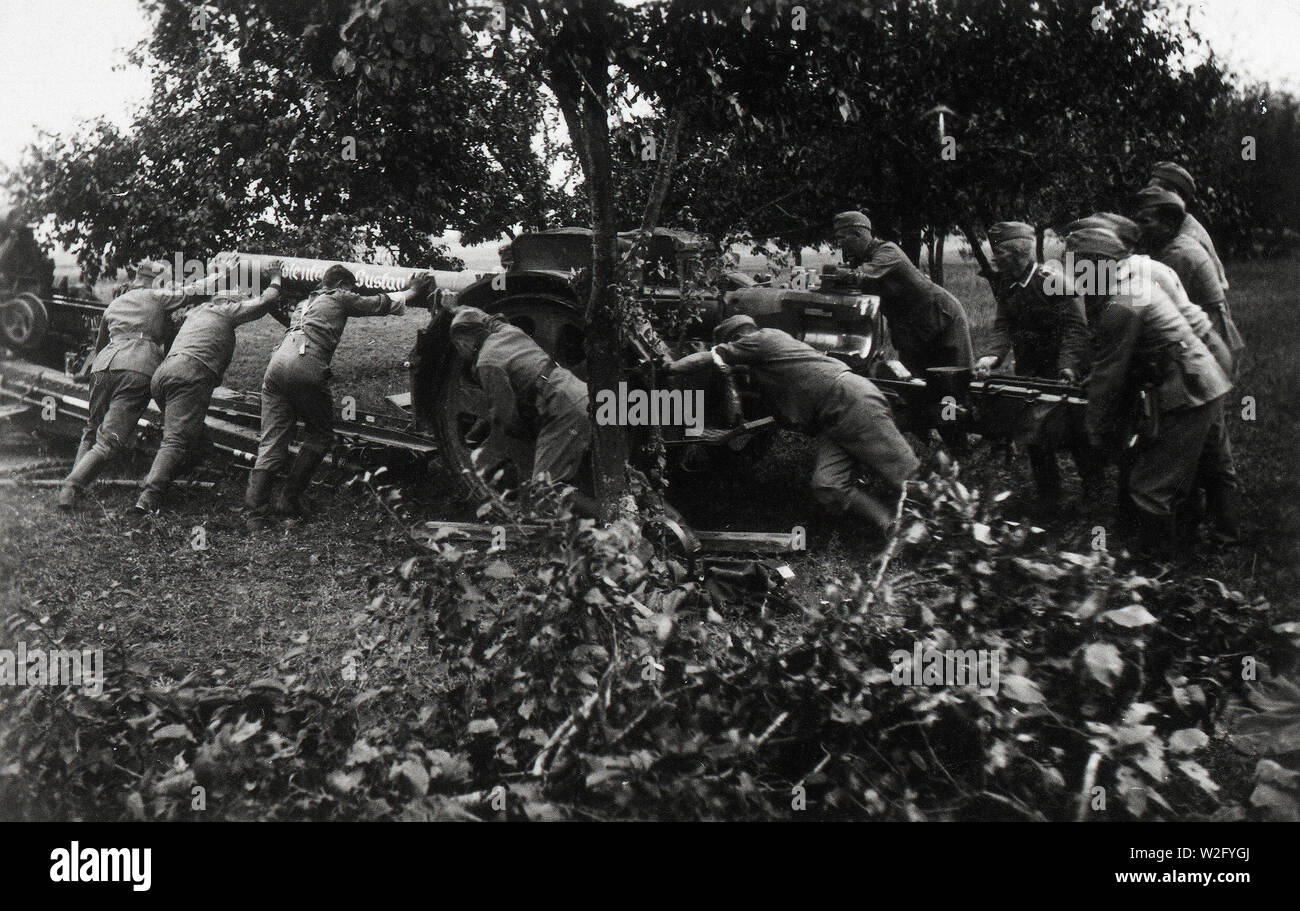 Eva Braun Sammlung (sedam) - Deutsche Soldaten an der Front, einem großen Gewehr Ca. 1930s oder 1940s Stockfoto
