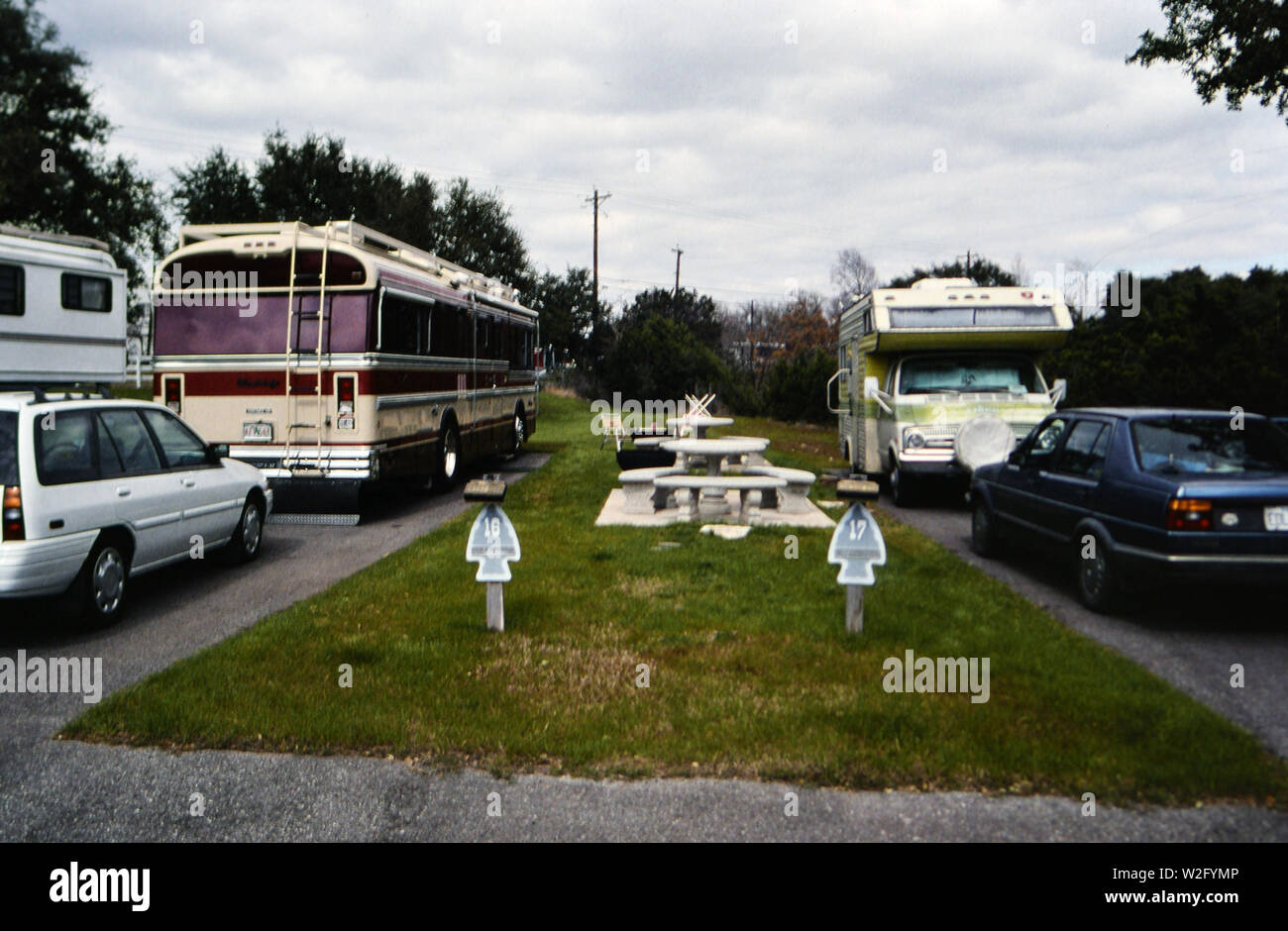 Freizeitfahrzeuge (RVs) und Autos auf einem Campingplatz geparkt. 1995 Stockfoto