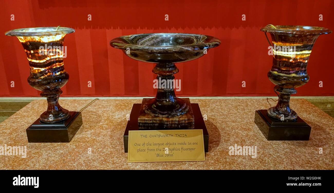 Chatsworth Tazza zwischen zwei Vasen, die von William Adam von Matlock, c vorgenommen. 1842, alle sind Derbyshire Flussspat 'Blue John' - Chatsworth House - Derbyshire, England - Stockfoto
