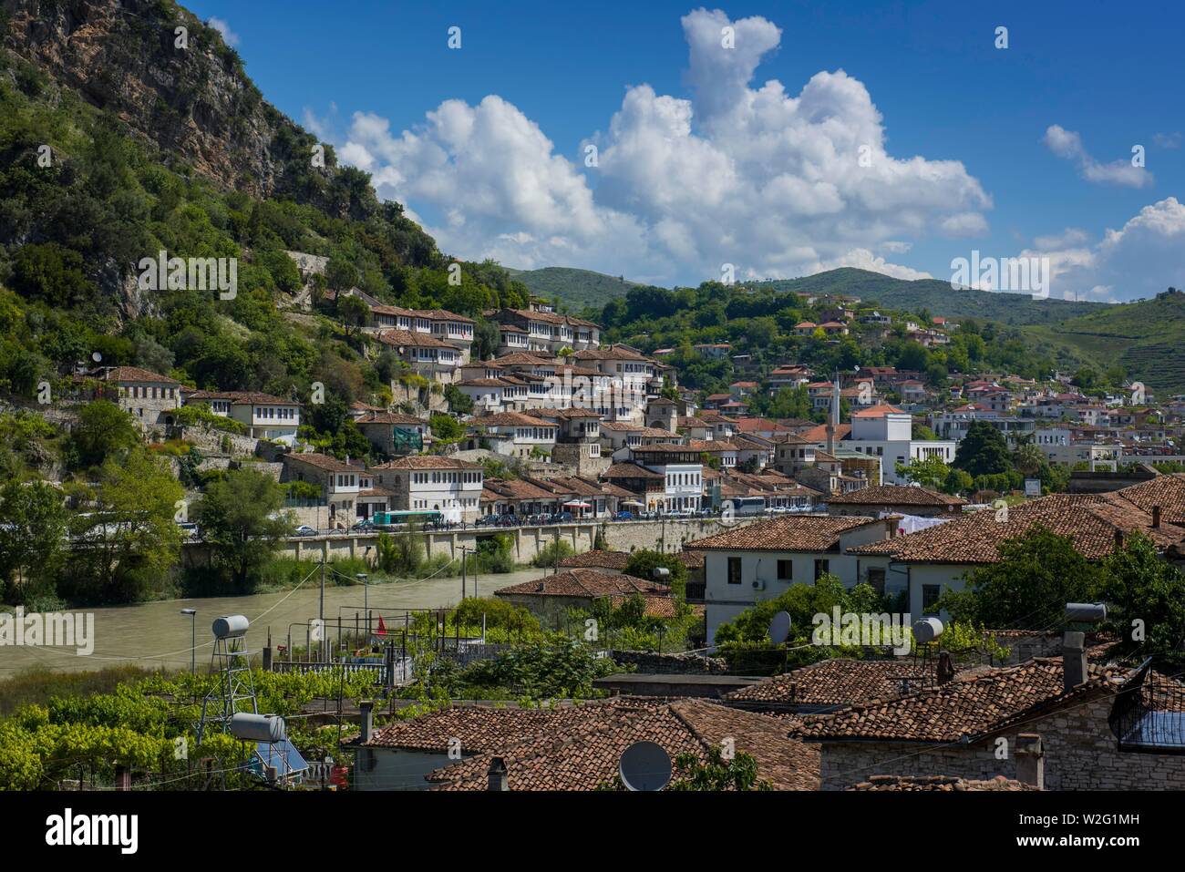 Blick über die Dächer von Gorica und Fluss Osum zu Mangalem, Berat, Albanien Stockfoto