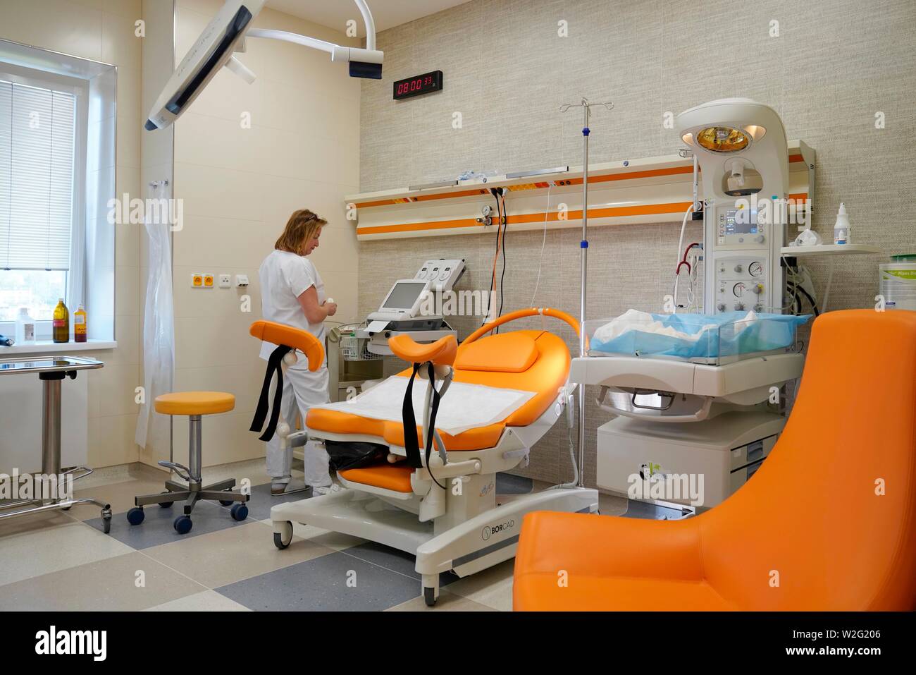 Krankenschwester in einem leeren moderne Kreißsaal mit Geburt Stuhl,  Karlovy Vary, Tschechische Republik Stockfotografie - Alamy