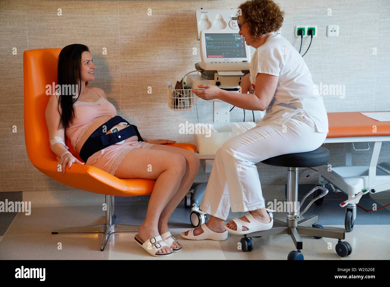 Krankenschwester mit Patienten, schwangeren Frau im Gespräch, CTG, cardiotocography Prüfung, Karlovy Vary, Tschechische Republik Stockfoto