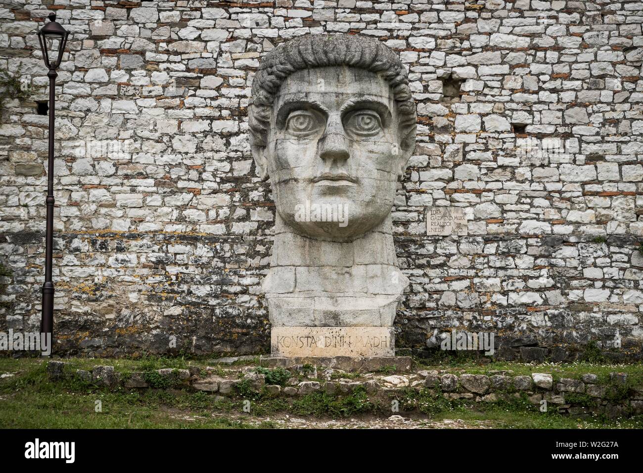 Übergroße Büste von Konstantin dem Großen, Konstandini i Madh, an der Festungsmauer, Berat, Albanien Stockfoto