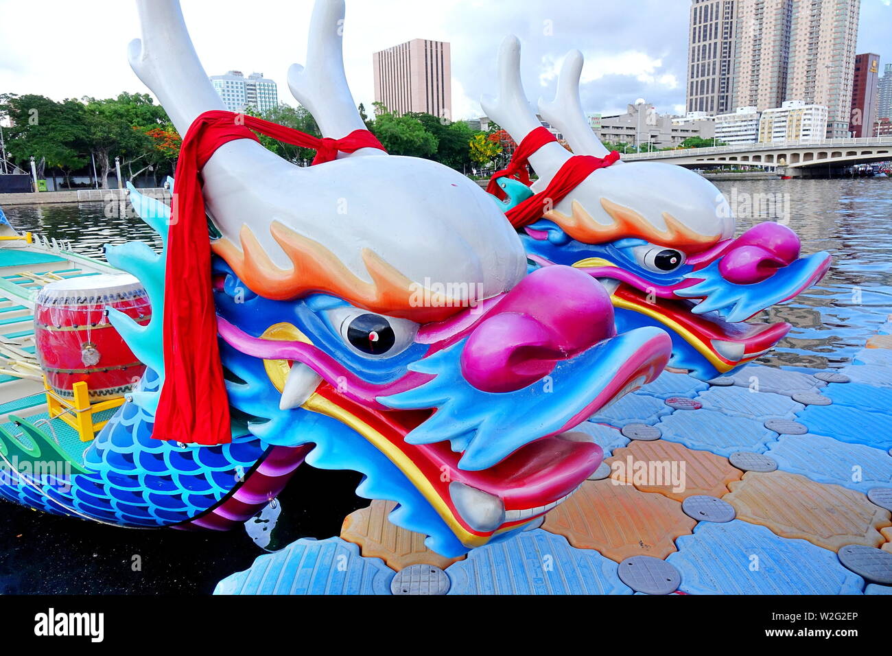 KAOHSIUNG, TAIWAN - 1. JUNI 2019: Boote mit den traditionellen Dragon Head Skulptur Design sind für die jährlichen Drachenboot rennen auf die Liebe R vorbereitet Stockfoto