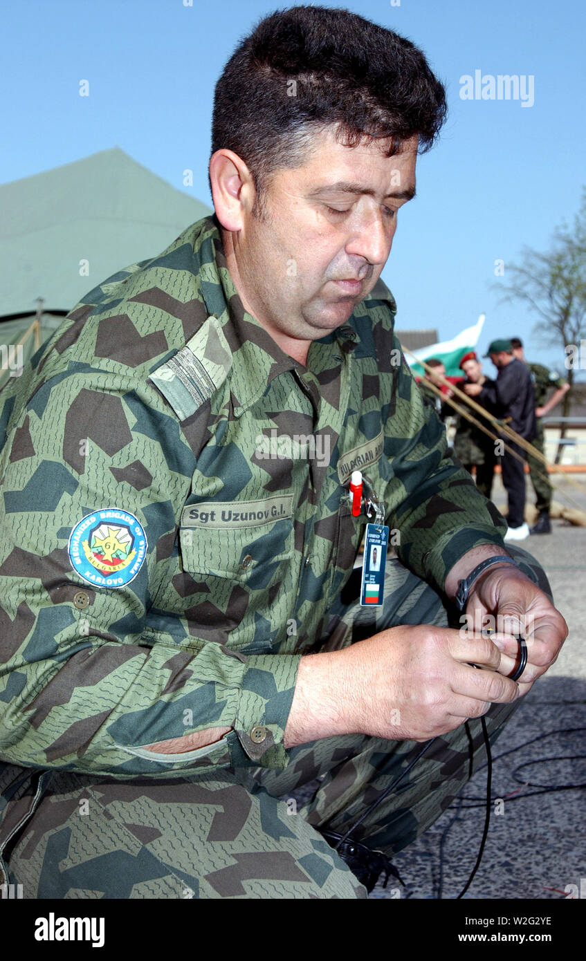 Die bulgarische Armee Sergeant (SGT) Georgi Uzunov, Betreiber, Brötchen Glasfaser Kabel beim Einrichten von Kommunikationsgeräten, während der US-European Command (USEUCOM) - Übung kombinierte bemühen, an Lager Aulenbach, Deutschland gesponsert. Stockfoto