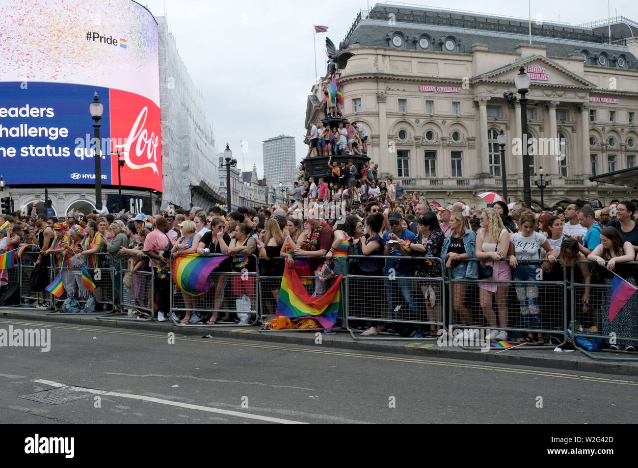 Nachtschwärmer warten auf die Parade. Tausende von Nachtschwärmern gefüllt Londons Straßen mit Farbe Stolz in der Hauptstadt zu feiern. 2019 markierte den 50. Jahrestag der Stonewall Riots in New York City, als Ursprung der Stolz und die LGBT + rechte Bewegung angesehen. Stockfoto