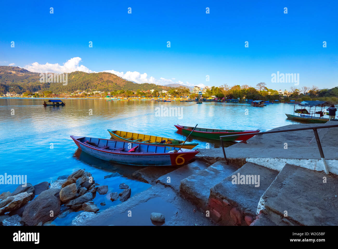 Bunte Reihe Boote in Phewa See am Abend licht In Pokhara Nepal. Stockfoto