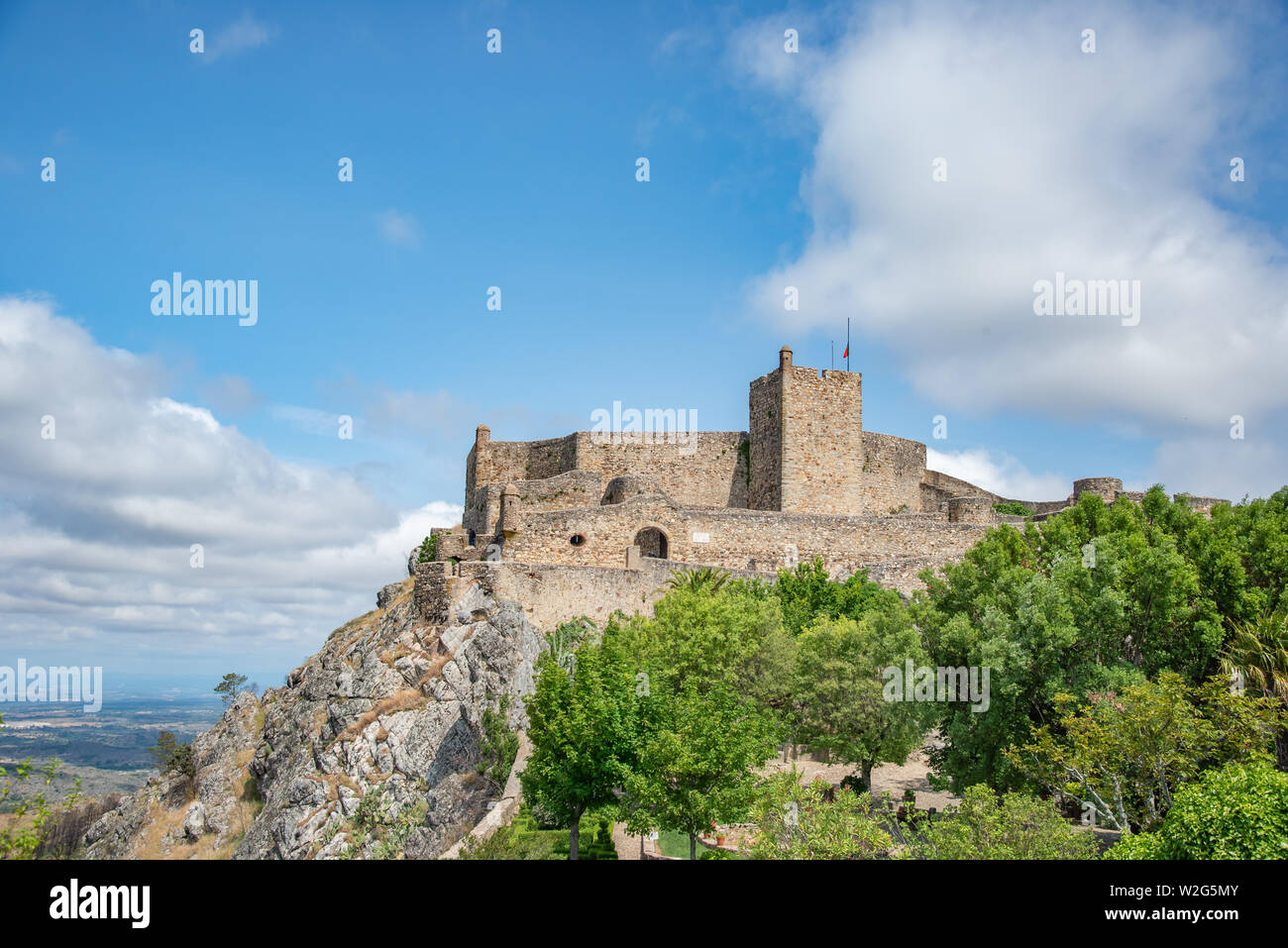 Panoramablick auf den Garten und die mittelalterliche Burg von Marvao, Portalegre Stockfoto