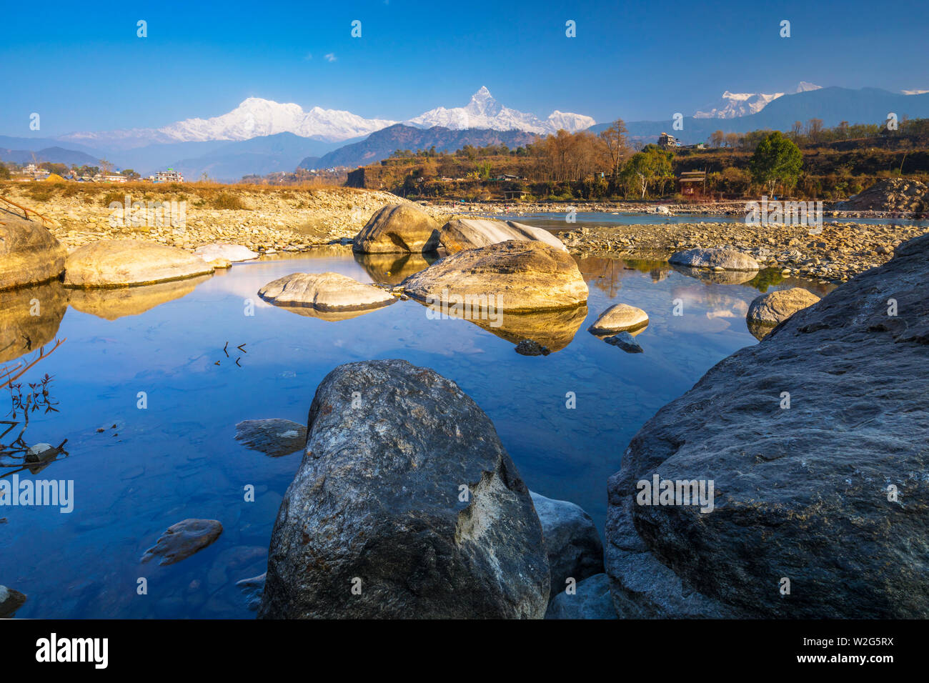 Seti Gandaki River und auf lange Sicht fishtail Berg Pokhara Nepal Stockfoto